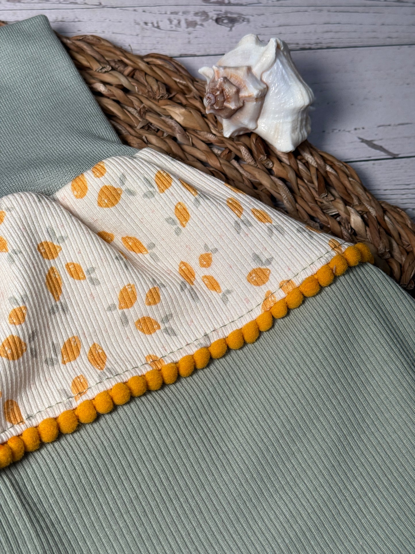 Handmade Baby Pumphose aus grünem Rib mit Zitronen Print Schleife und Personalisierung