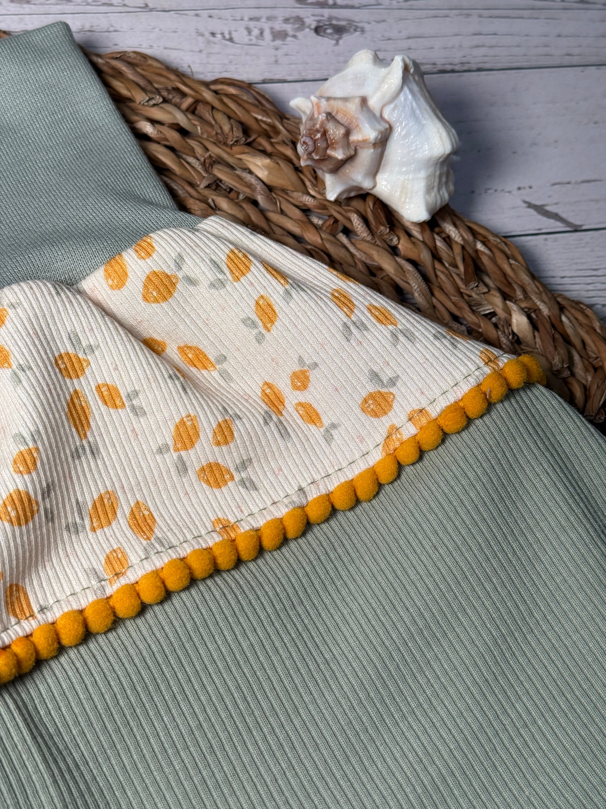 Handmade Baby Pumphose aus grünem Rib mit Zitronen Print Schleife und Personalisierung