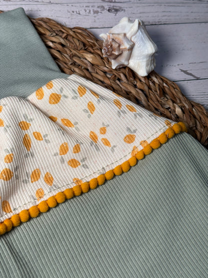 Handmade Baby Pumphose aus grünem Rib mit Zitronen Print Schleife und Personalisierung